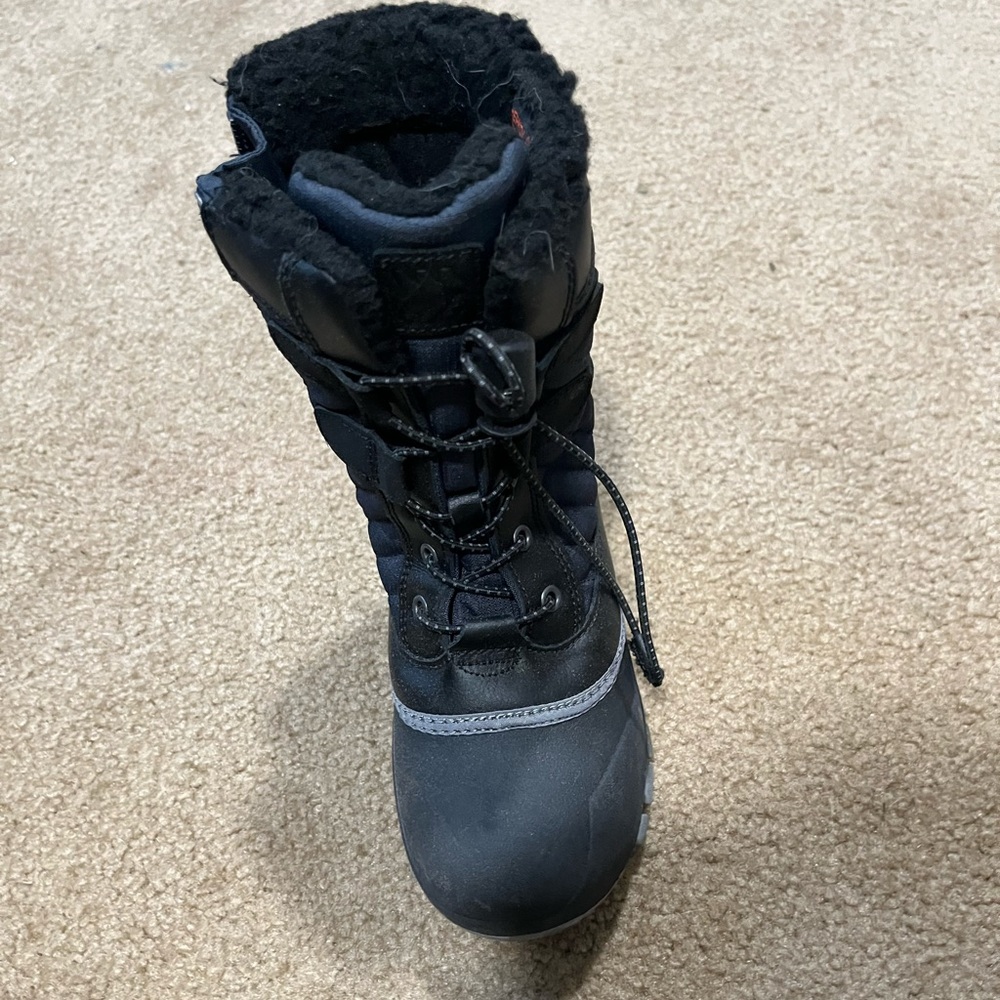 Boys 13 snow boots worn 2 times!